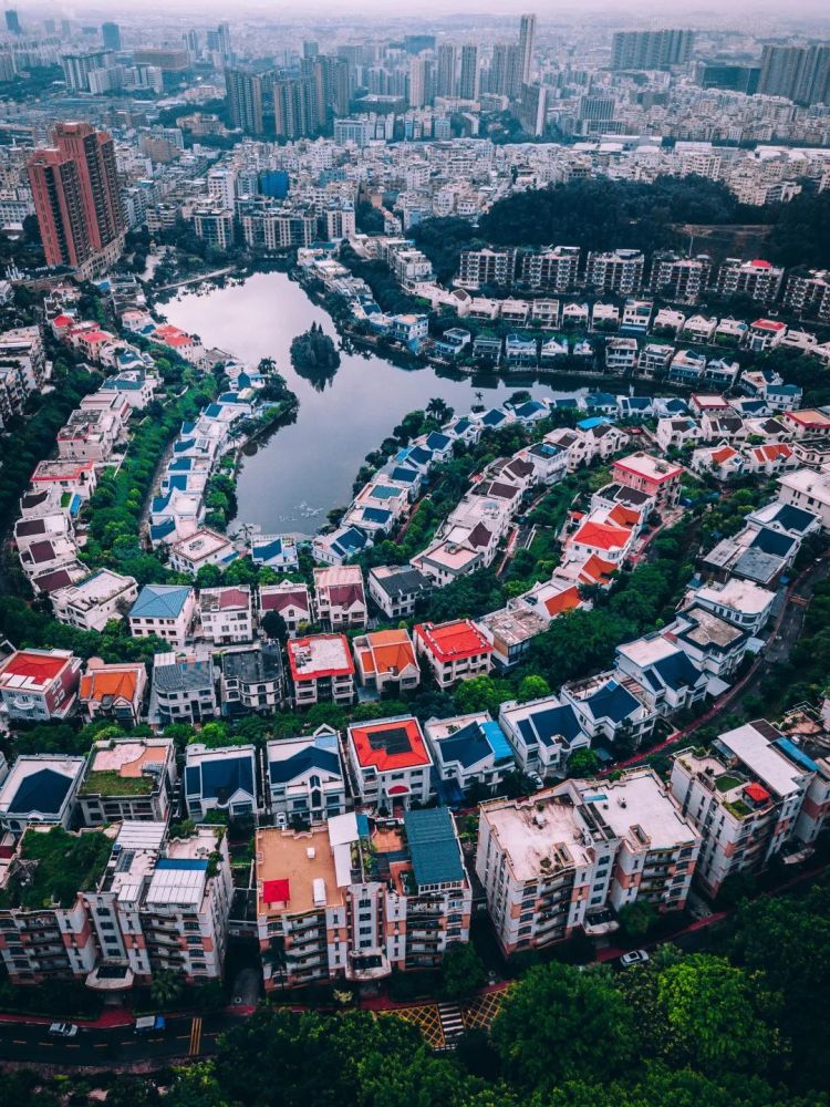 从高空俯拍广州白云堡的建筑.被城中村所包围的球场.