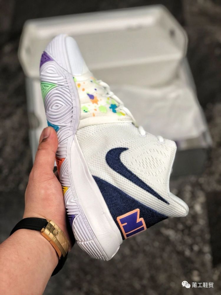 欧文球鞋系列中的小清新简直百看不厌耐克kyrie5笑脸配色开箱