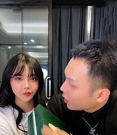 韩安冉小猪复合像小孩过家家,两人去年12月份刚离婚,还闹出诸多纠纷