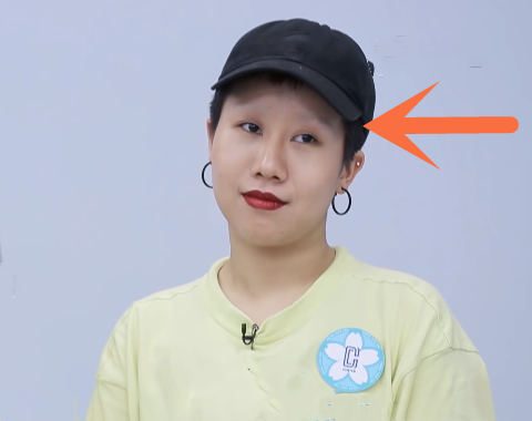 虞书欣被点名做"鬼脸"时,镜头扫过上官喜爱,谁注意她的眉毛_腾讯新闻