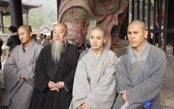 他曾是李连杰吴京师傅,因出演《少林寺》走红,如今依然身强体健