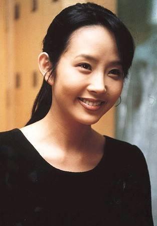 后来接连发生了许多的悲剧,她的弟弟崔真英也在2010年的时候选择了