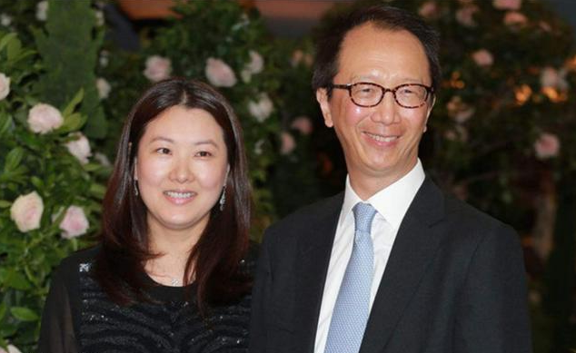 "跳水皇后"伏明霞和丈夫同框现身,夫妇穿休闲服装,十分恩爱