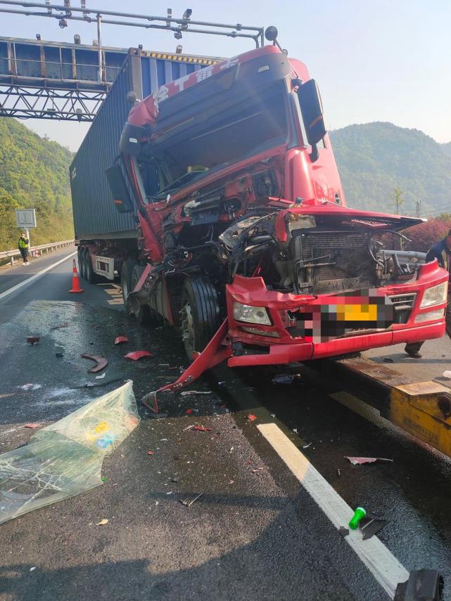 危险!低头玩了下手机,抬头驾驶室被腰斩