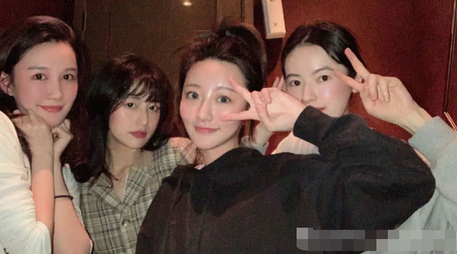 有一种"脏脏袜"叫黑尾酱,除了脚底其余都是白的,网友:受不了了!