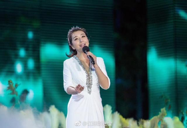 她24岁出道26岁成名,靳东的前女友,高曙光的前妻,53岁活成这样