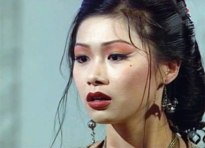 "最美蜘蛛精"晒照,意外曝光超大豪宅,曾为养子医药费拼命接戏