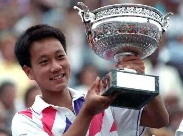 三十年前一句"张德培信赖飘油(柔)"的电视广告语,让飘柔卖疯了