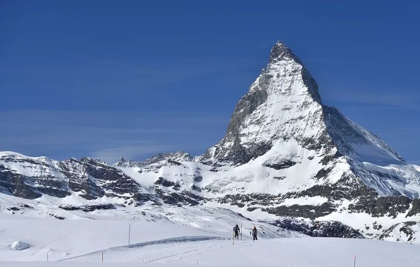 姊妹情深守望相助五星紅旗映射瑞士雪山中瑞國旗飄揚玉龍雪山