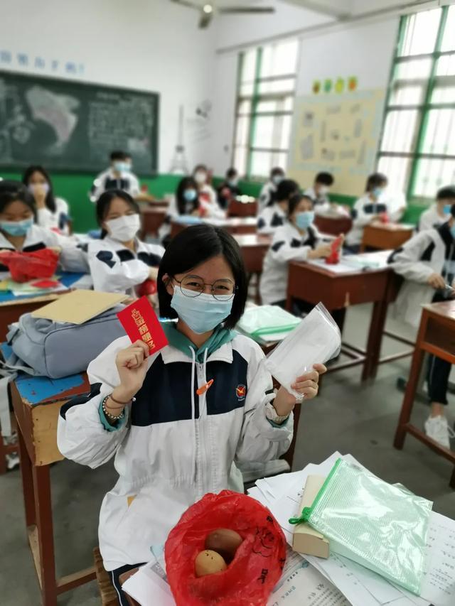 延平中学的老师帮学生提行李.
