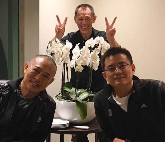 55岁李连杰和亲哥李连胜罕见合影,两人就像一个模子刻出来的