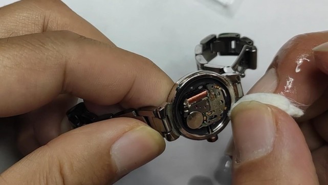 手把手教你换西铁城光动能电池,一个超长待机的充电石英表