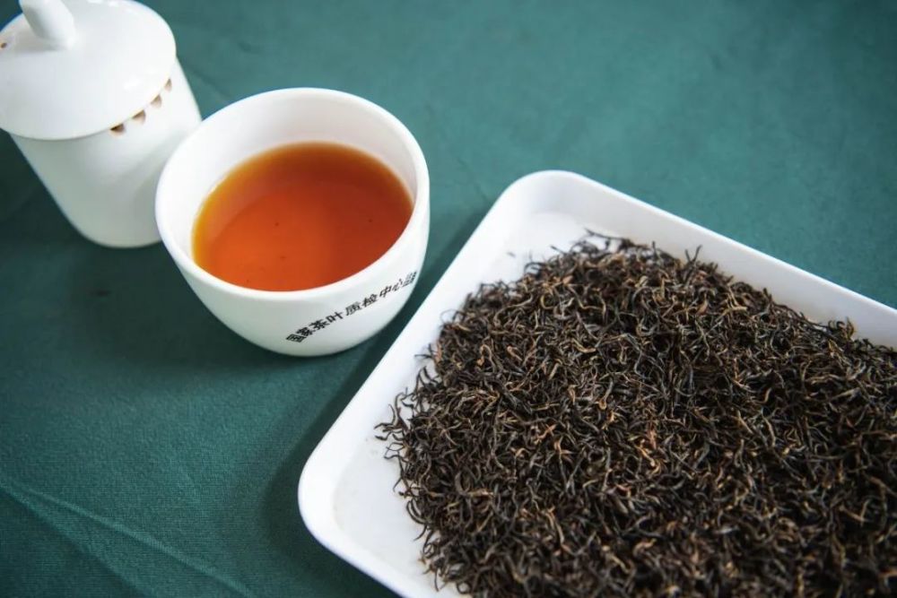 通过设备高温终止酶活性,防止发酵过度,将茶叶中的水分降至7%以下