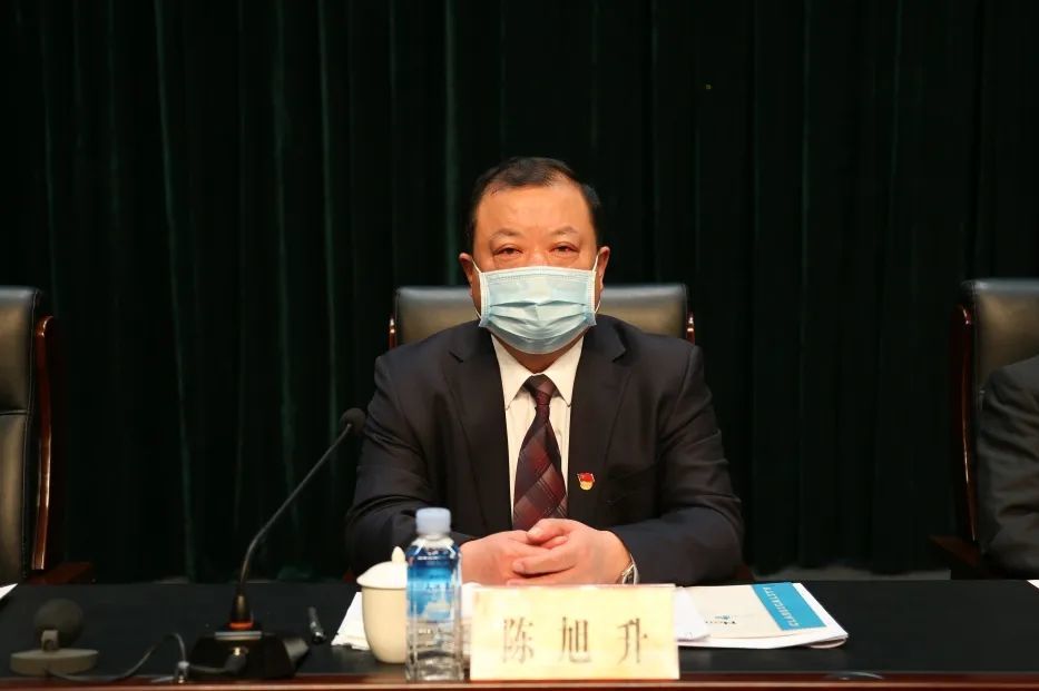 县委书记陈旭升在会议上讲话