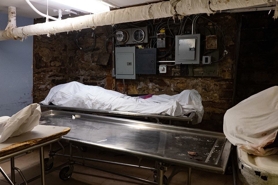 纽约死亡人数过多，有死者家属选择疫情结束后把尸体挖出举行葬礼_腾讯新闻