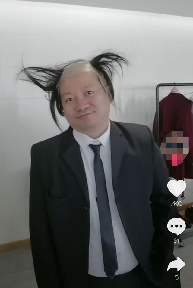 正式的黑西装,领带打的一丝不苟,有模有样,却留着"地中海"式的发型