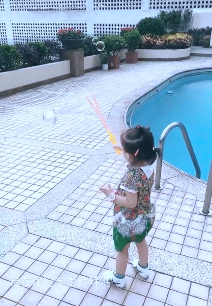 何超莲|何超莲送别赌王后首更新动态，曝光窦骁入住三太豪宅同居“试婚”