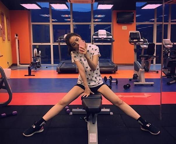 阿sa蔡卓妍在香港的家厨房有点太小了做满橱柜都快没地方站