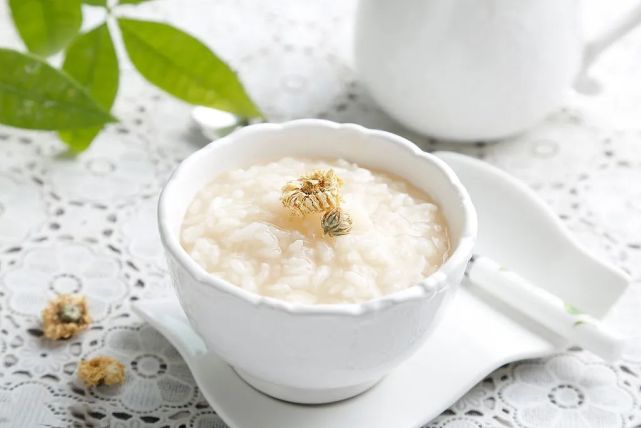 2肝热,决明子菊花粥表现:"肝主疏泄",有肝热的人往往肝气郁结,难以