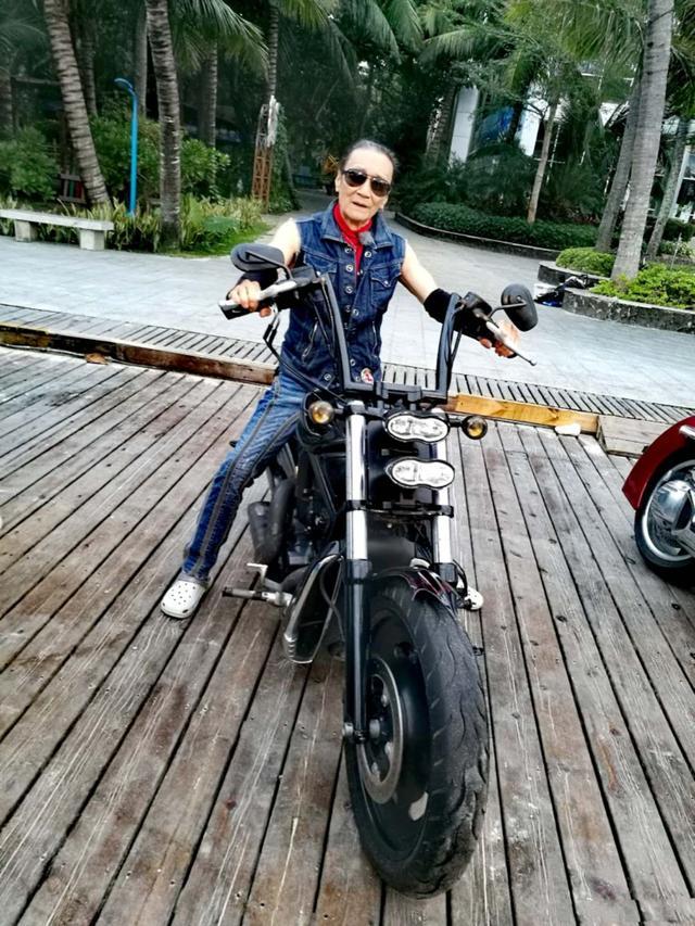 83岁谢贤宝刀不老,穿白色运动套装身材似超模,满脸皱纹却帅掉渣