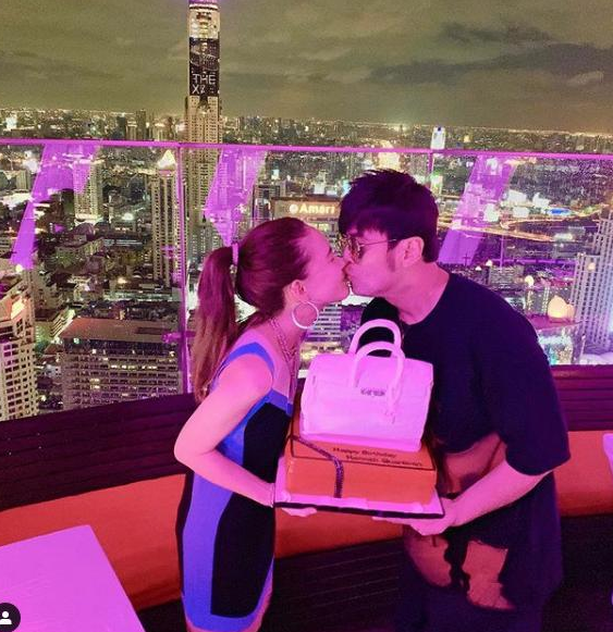 昆凌晒老公视角秀身材,小腹肌肉马甲线吸睛,一点不像两娃辣妈