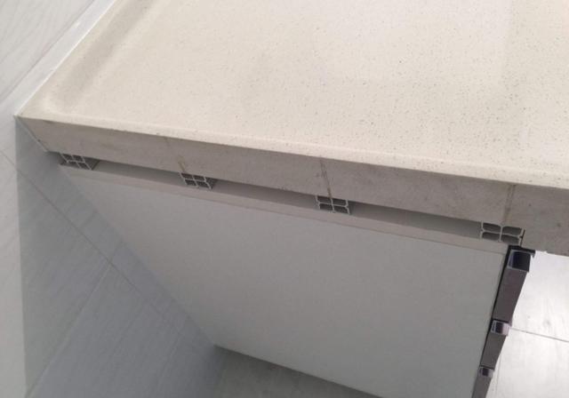 台面的污水不要跑到墙面以及柜子的背后,从而可以起到保护橱柜背后的