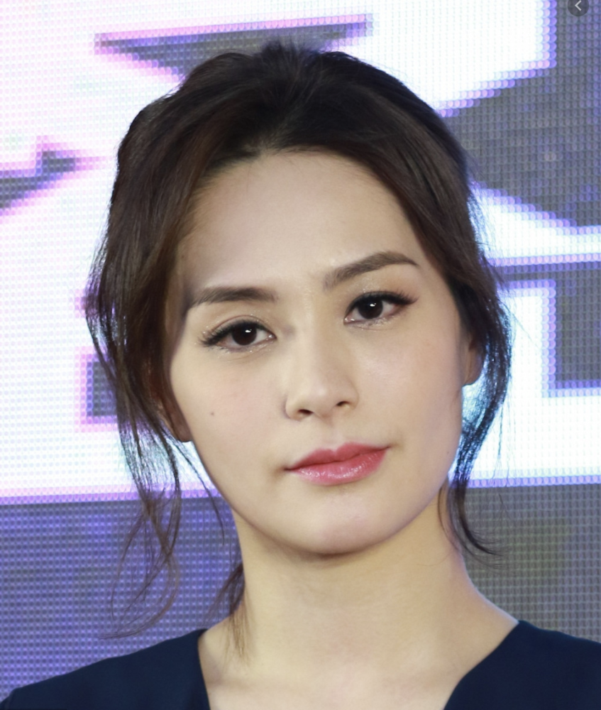 阿娇老公手上的婚戒隐形了?没钱买婚房,帅哥可养得起女明星?_腾讯新闻