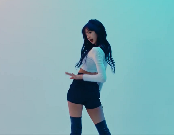 lisa最新舞蹈视频上线这身材女生看了都羡慕舞姿也太优美了