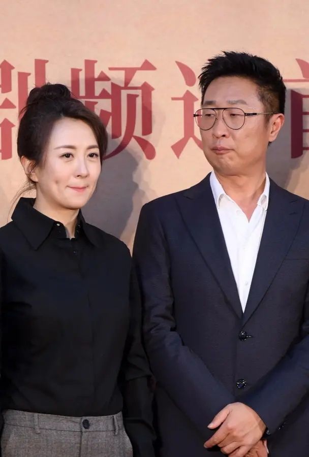 杨童舒44岁偏穿老年服,其实稍微打扮就有气质,素颜也很干净啊!