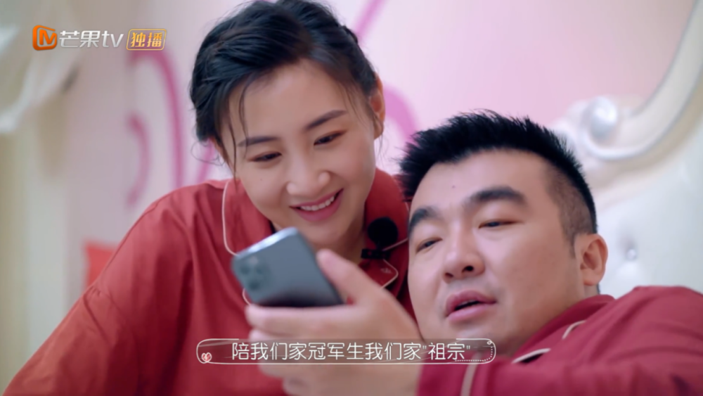 现在,梁超最终尊重老婆想法,先回龙岩办婚礼.