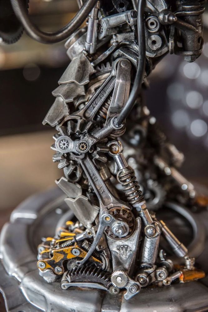 展现了作品的机械感和运动感,如整装待发的斗士,手执长矛,蓄势待发!