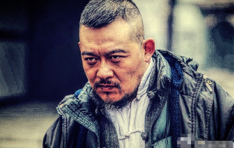 比吴京还硬汉,当初被人嘲笑的傻子白狗,成了龙岭迷窟欢乐炸弹人