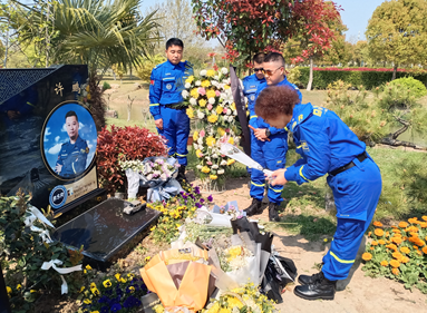 许鹏去世了,但是他的心愿,他的遗志,有黄鹏还有千万个追随者