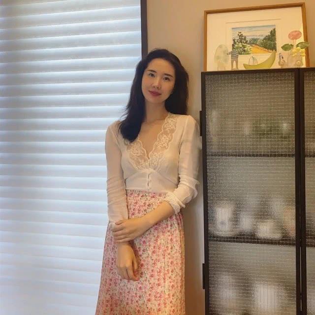 总裁夫人"花花董花花"在微博上手撕网红张大奕的大瓜引起轰动