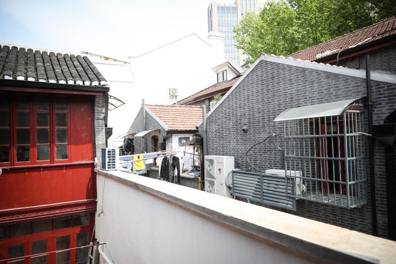 恢复原貌的不只是南昌路100弄2号,前后左右几排石库门居民房也焕然