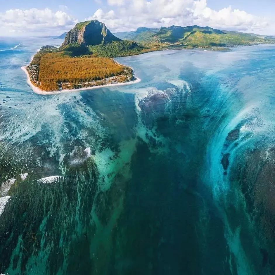 盘旋曲折的海岸线也是一道亮丽的风景线大海中的冰川一角展示着骄傲