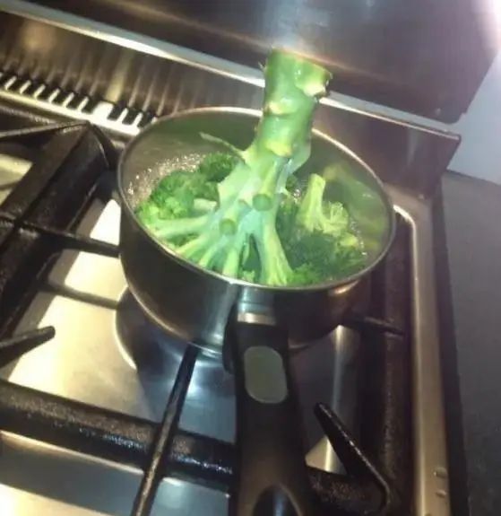 超奇葩的10张图片告诉你,第一次做菜到底有多搞笑!