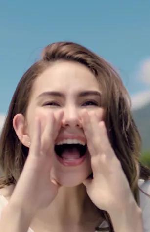 这支广告大片是为昆凌代言的某品牌奶粉所拍摄,整体呈现了清新自然的