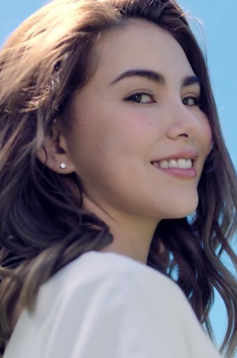 昆凌比杨颖还差广告大片被嘲演技还不如动物跟小孩