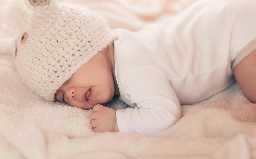 网传“婴儿趴睡不幸被闷死”，为啥婴儿不能趴着睡