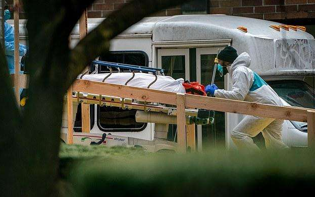 搬尸工曝美国医院惨状:尸体堆放混乱不堪,时有血液和排泄物流出