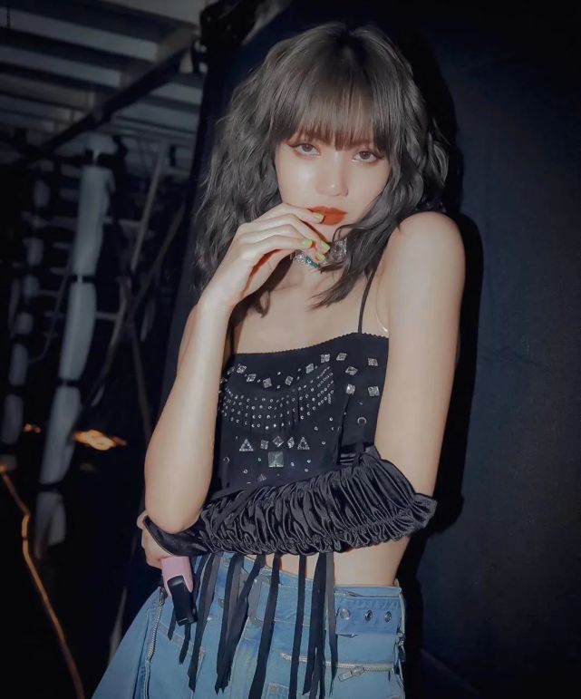 lisa身材绝了!穿白色上衣秀"蚂蚁腰",热裤配长靴舞姿太撩人