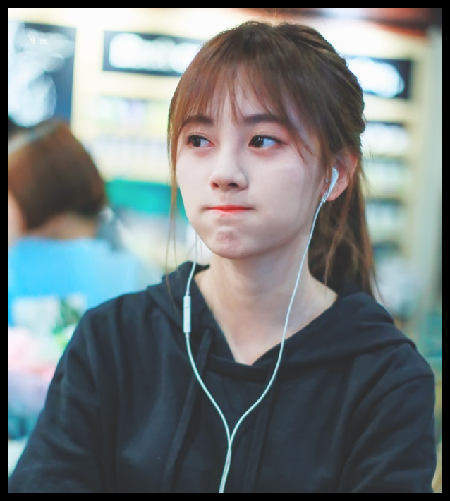 鞠婧祎在机场时总戴耳机,被称不尊重人,真实原因灼痛粉丝的心!