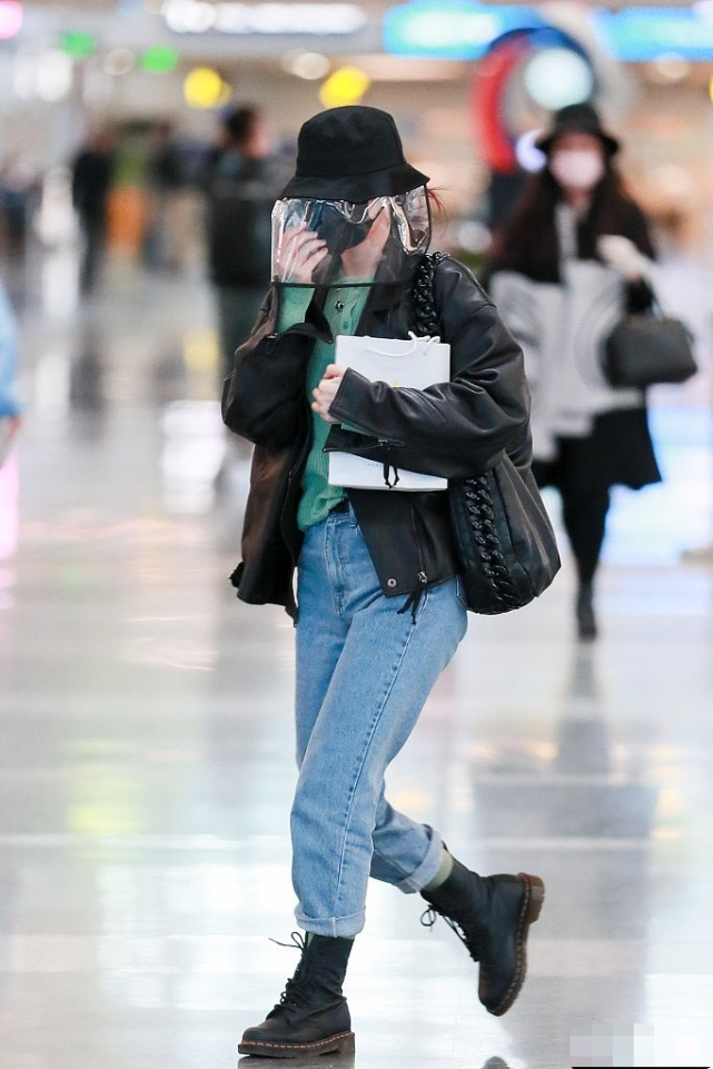 吴昕少女感真足,小皮衣搭马丁靴走机场,一路小跑元气满满