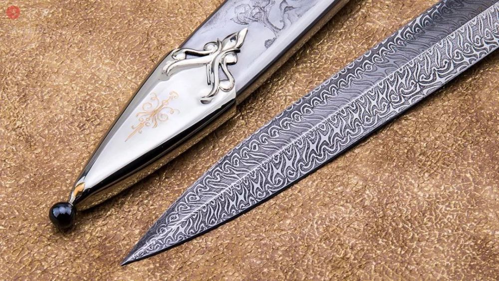 大气磅礴的护手为一体钢研磨而成,表面烤蓝处理,连同剑刃形成三叉戟