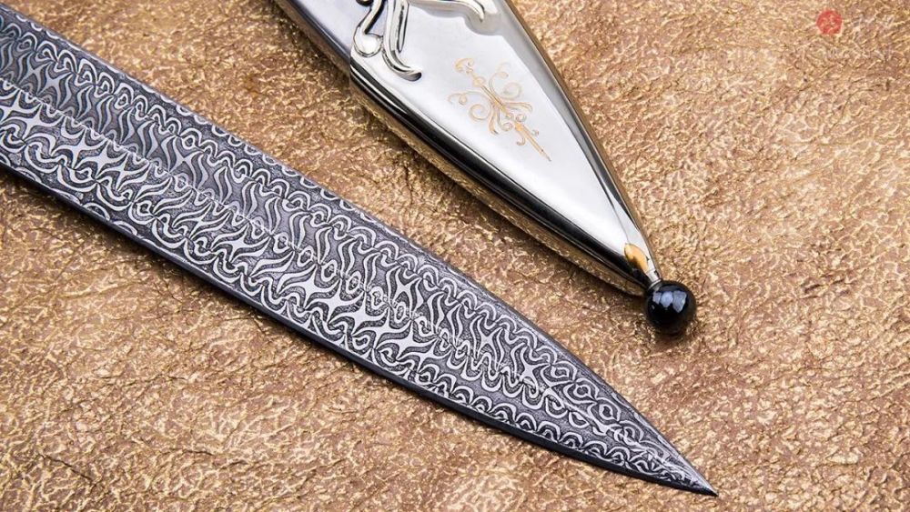 大气磅礴的护手为一体钢研磨而成,表面烤蓝处理,连同剑刃形成三叉戟