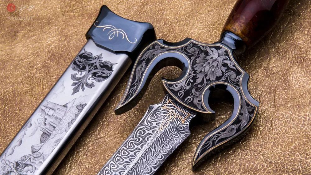 大气磅礴的护手为一体钢研磨而成,表面烤蓝处理,连同剑刃形成三叉戟