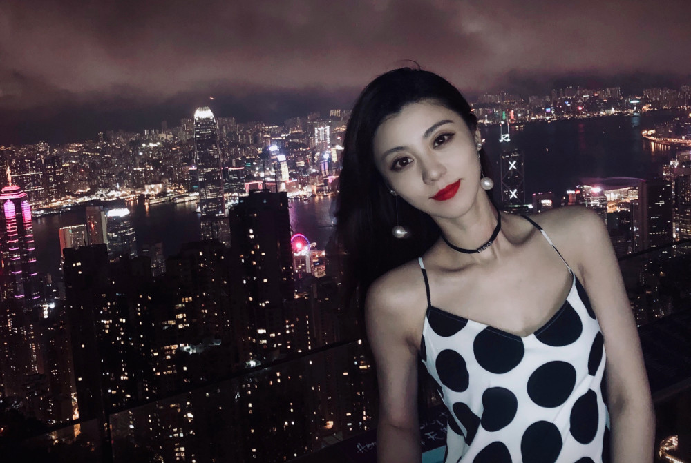 翻看费费的个人微博,发现她不只是长得漂亮这么简单,本人的履历同样