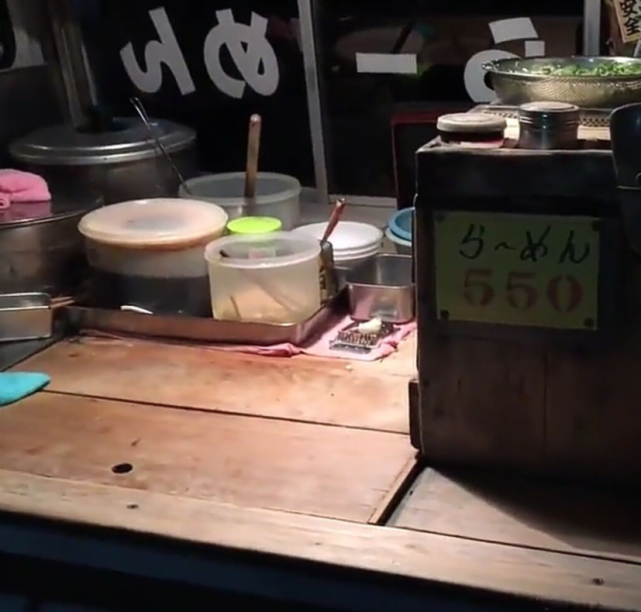 日本街头的拉面小摊一碗面要五百多日元吃完才知道为啥这么贵