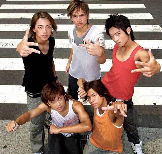 张书伟作为台湾艺人,曾是男子偶像团体"energy"的团长及主唱,发行过8